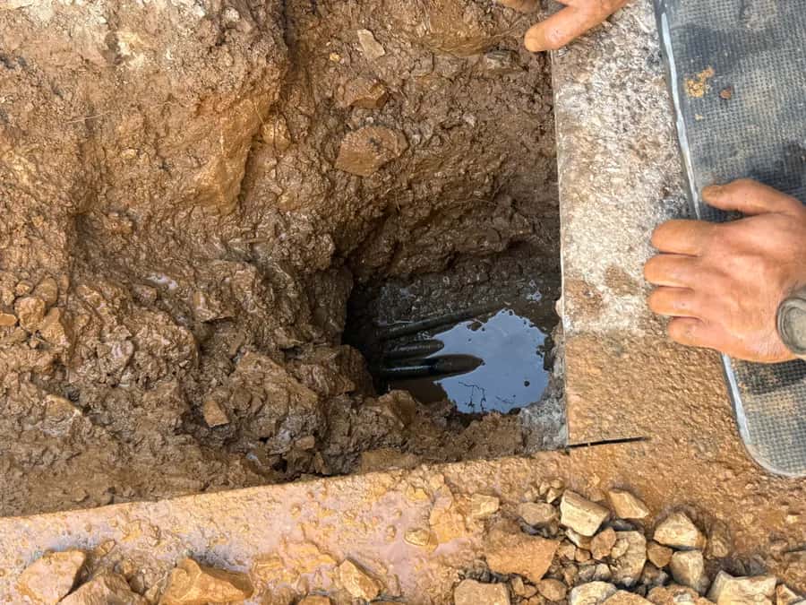 Iskopano mjesto curenja vode na spoju cijevi, precizno pronađeno detekcijom