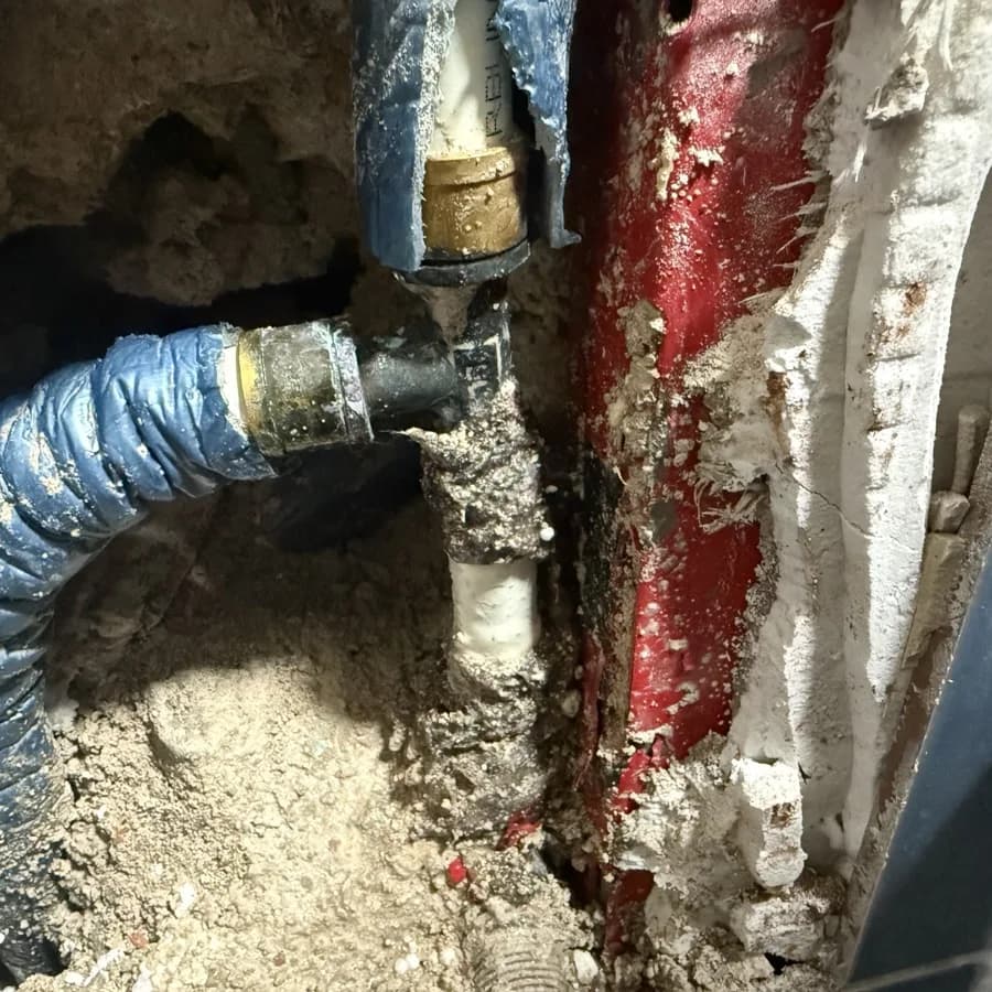 Pregled spojeva vodovodne instalacije prilikom lociranja kvara