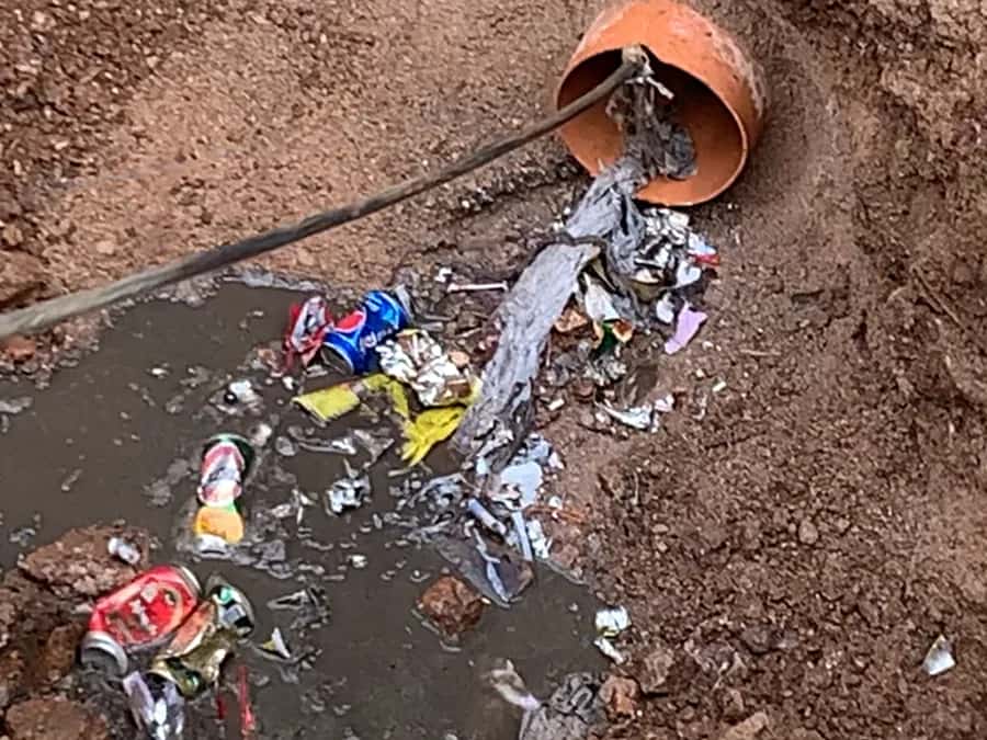 Začepljena odvodna cijev puna nečistoće otkrivena prilikom odštopavanja