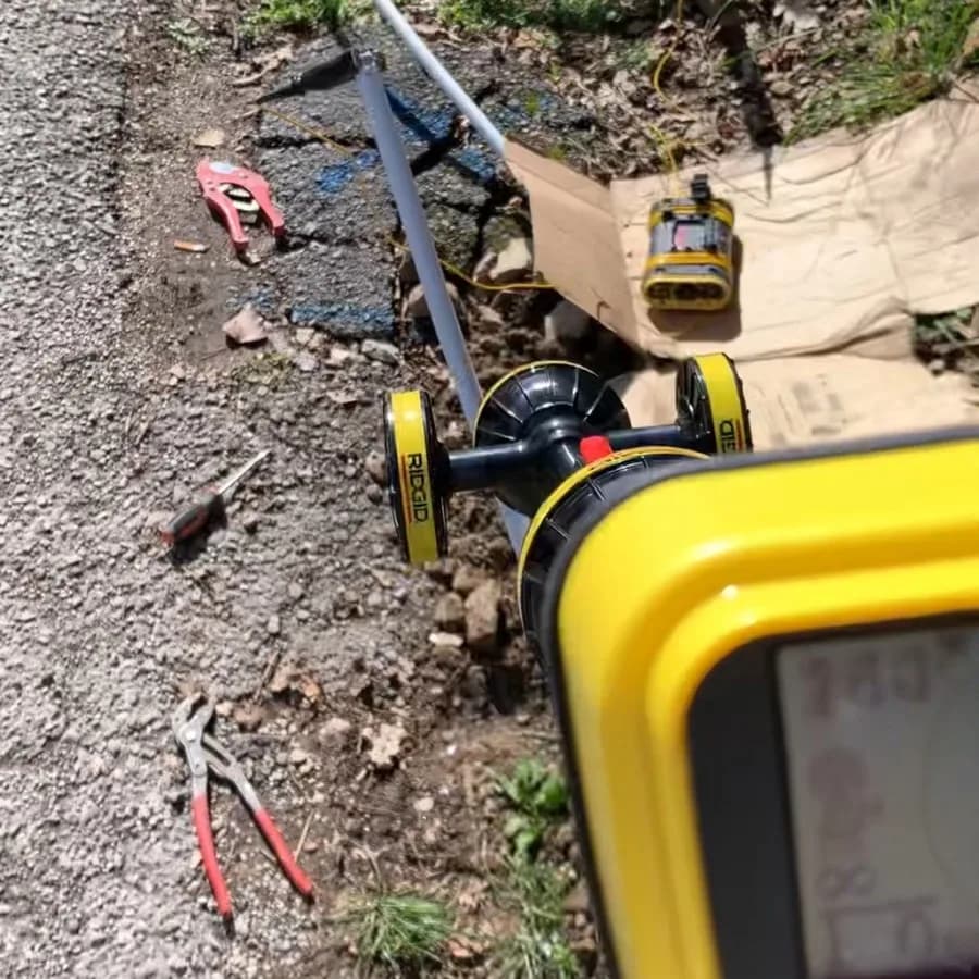 Sonda i alat za trasiranje postavljeni na terenu prije lociranja cijevi
