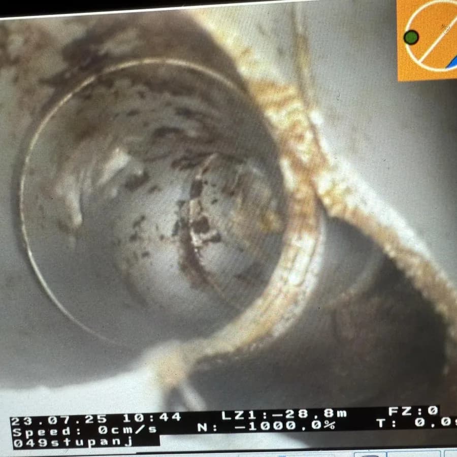 Snimka zaslona CCTV kamere s pogledom u unutrašnjost odvodne cijevi